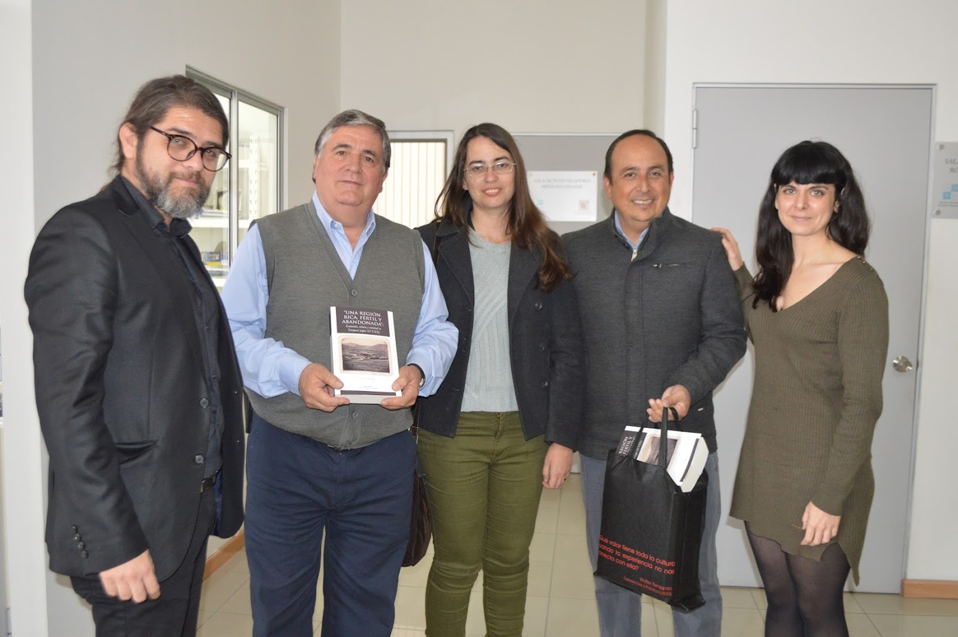 Colecciones Históricas de la UTA recibió visita del Presidente del Directorio de la Fundación Roberto Hernández Cornejo